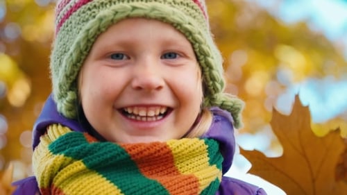 Kleines Mädchen im Herbstpark lacht Und