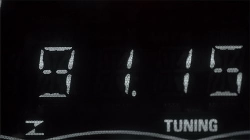 Eine weiße Zahl als Tuner auf einem Radio