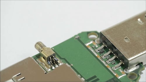 Oberer Rand des USB-Sticks mit offenem Gehäuse