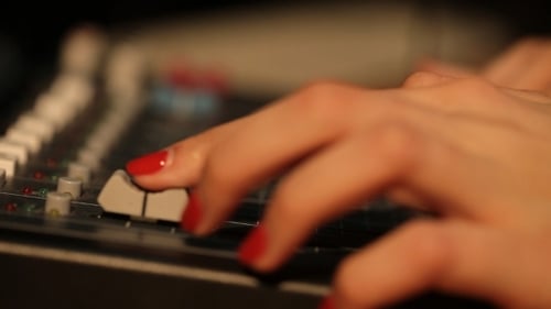 Hand On a Mixer, Operating The Leader