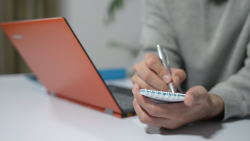 Diseñador escribiendo ideas para el diseño