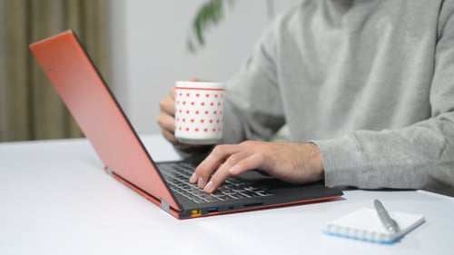 Relax Man trinkt Tee und arbeitet online