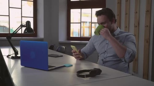 Mann macht eine Pause zum Kaffee bei der Arbeit