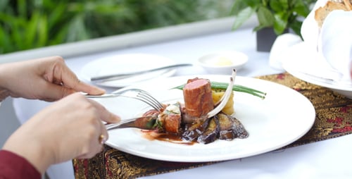 Ein Gericht im Restaurant essen