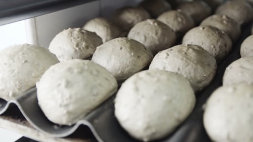Frische Brötchen im Ofen Bereiten Sie sich auf das Backen vor