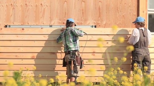 Neues Holzverkleidungsgleis für das Haus