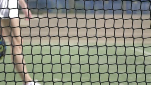 Mujer caminan por pista de Paddle / Tennis / 4K
