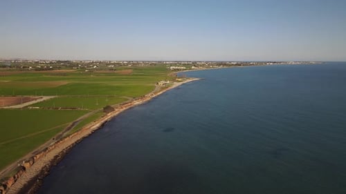 Zyperns grüne Felder. Meer und Wellen. Fliegen Sie über wunderschöne Ausblicke in der Nähe von Larnaca. Zypern. Mittelmeer. Dad