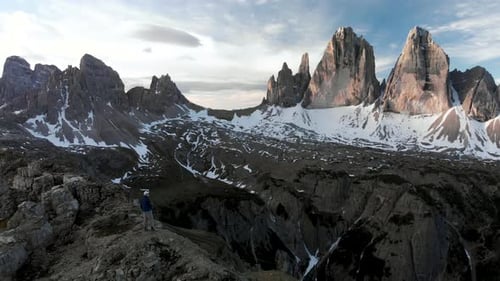Aerial Man Wanderer vor dem Berg Tre Cime di Lavaredo in den Dolomiten Italien