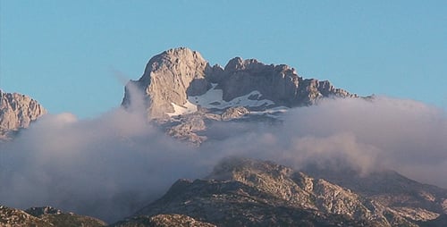 Berg mit Wolken