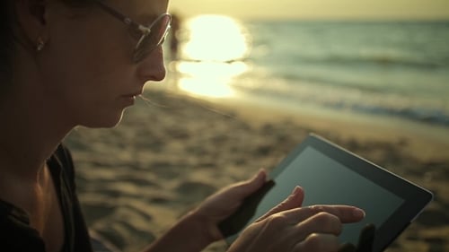 Mujer Usa Tablet Pc En La Playa
