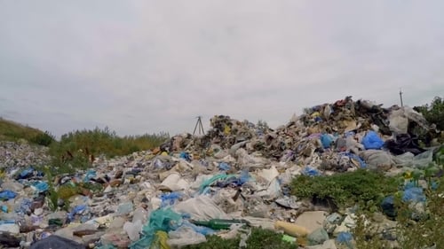 Großer Müll- und Müllhaufen außerhalb der Stadt