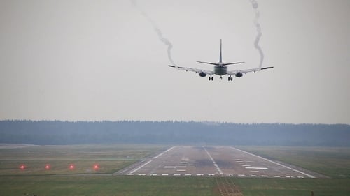 Flugzeug landet am Flughafen