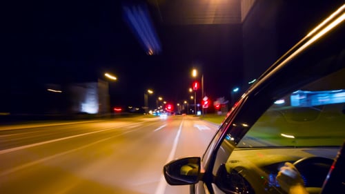 Straße bei Nacht
