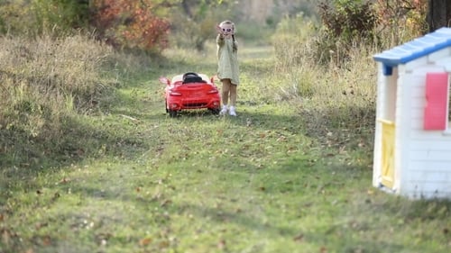 Criança correndo ao ar livre