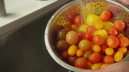 Lavar tomates a cámara lenta