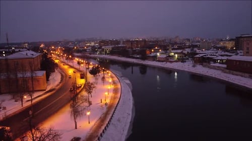Vuelo nocturno sobre el río invernal en la ciudad de Kharkiv