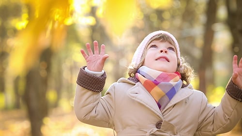 Niño feliz jugando al aire libre