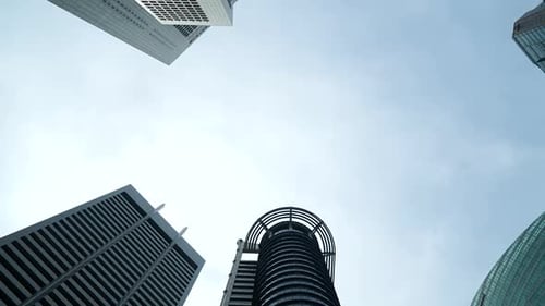 Lapso de tiempo de una nube en movimiento que pasa sobre un rascacielos de un edificio