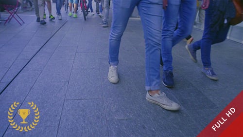 Pessoas em uma área comercial