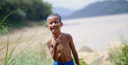 Niño feliz riendo