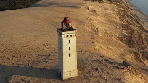 Vol de Drone au-dessus du phare de Rubjerg Knude, Hjorring, Danemark