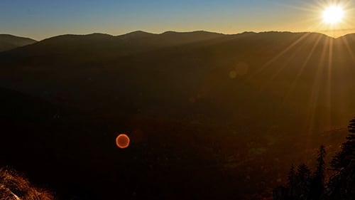 Paysage d'automne coloré avec forêt au coucher du soleil