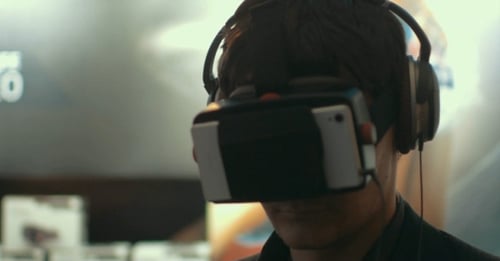 Hombre usando dispositivo de realidad aumentada para móviles