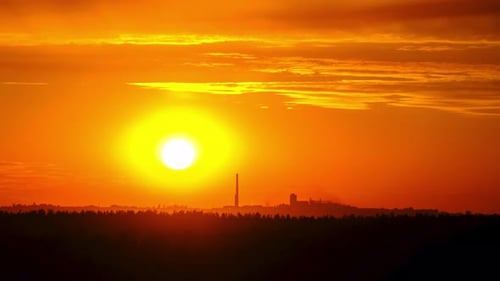 Orange Sonnenuntergang am Himmel Zeitraffer Erstaunliche Farben der untergehenden Sonne am Abend