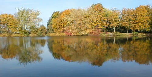 Herbstlicher See
