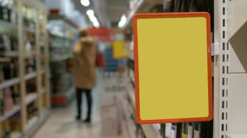 Leere Werbetafel im Supermarkt