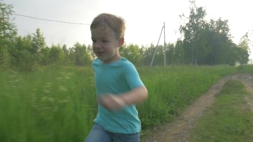 Criança correndo no campo