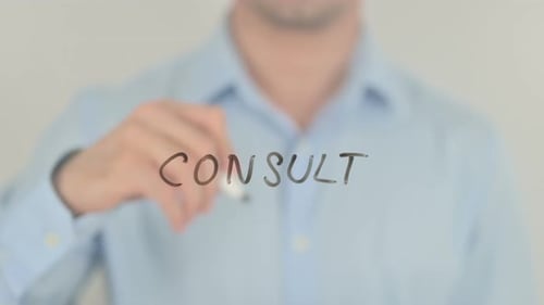 Consulter, homme écrivant sur un écran transparent