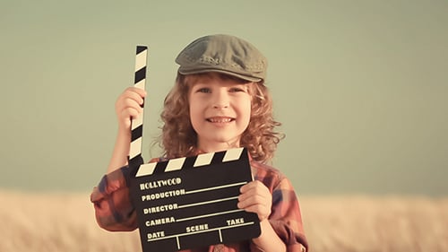 Kid Holding Clapper Board dans les mains