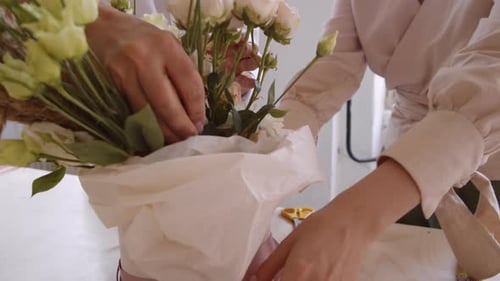 Les fleuristes travaillent ensemble en atelier