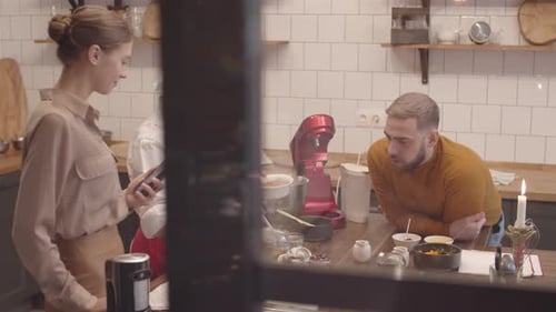 Personen im Unterricht in der kulinarischen Werkstatt