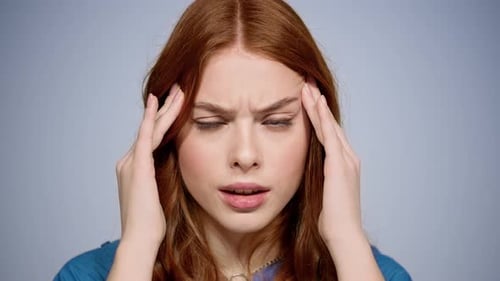 Femme apathique ayant mal à la tête à