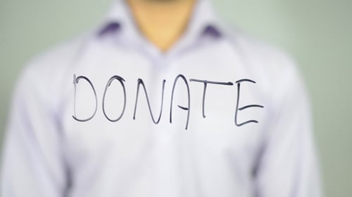 Spenden, Mann schreibt auf transparentem Bildschirm