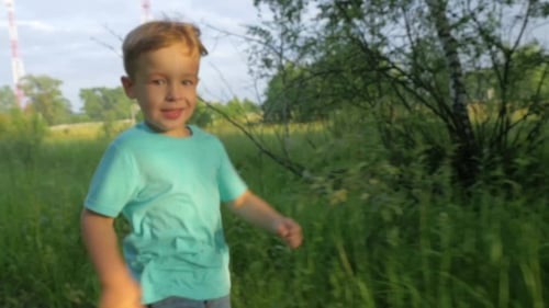 Garotinho correndo na estrada rural