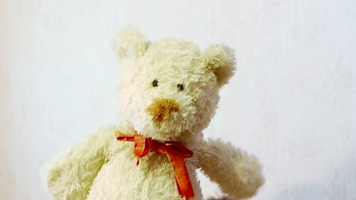 Spielzeug Teddybär winkt mit der Pfote