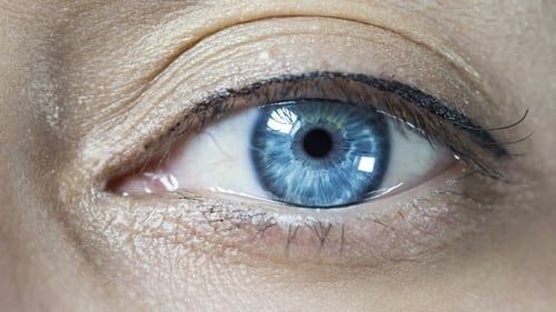 Mujer de belleza Blue Eye