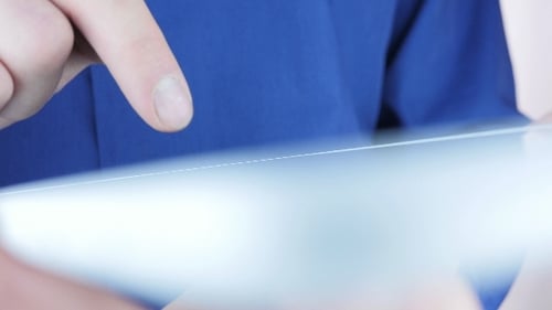 Geschäftsmann nutzt Tablet schnell