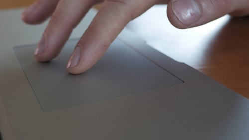 Geschäftsmann nutzt Touchpad