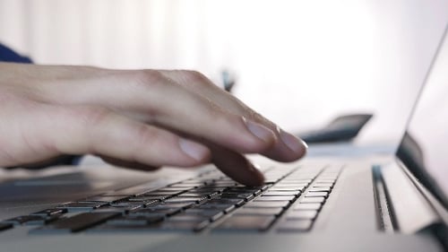 Tippen auf der Tastatur im Büro