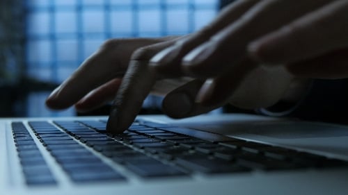 Tippen auf der Tastatur bei Nacht