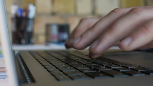 Schnelles Tippen auf der Tastatur im Büro