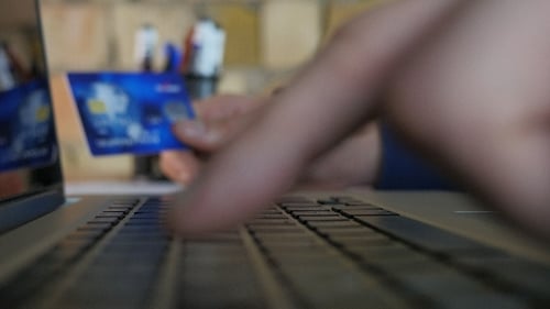 Geschäftsmann Online-Bestellung im Büro
