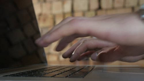 Schnelles Tippen auf der Tastatur im Büro