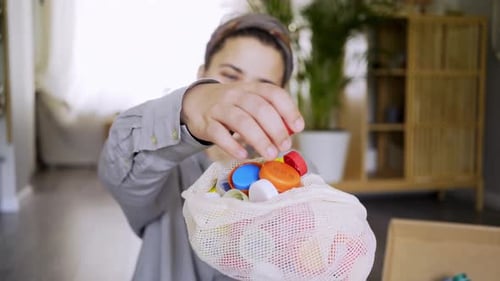 Voluntario de reciclaje recoge tapa de plástico