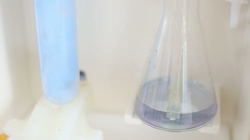 Glas in einem chemischen Labor, farbige Flüssigkeit